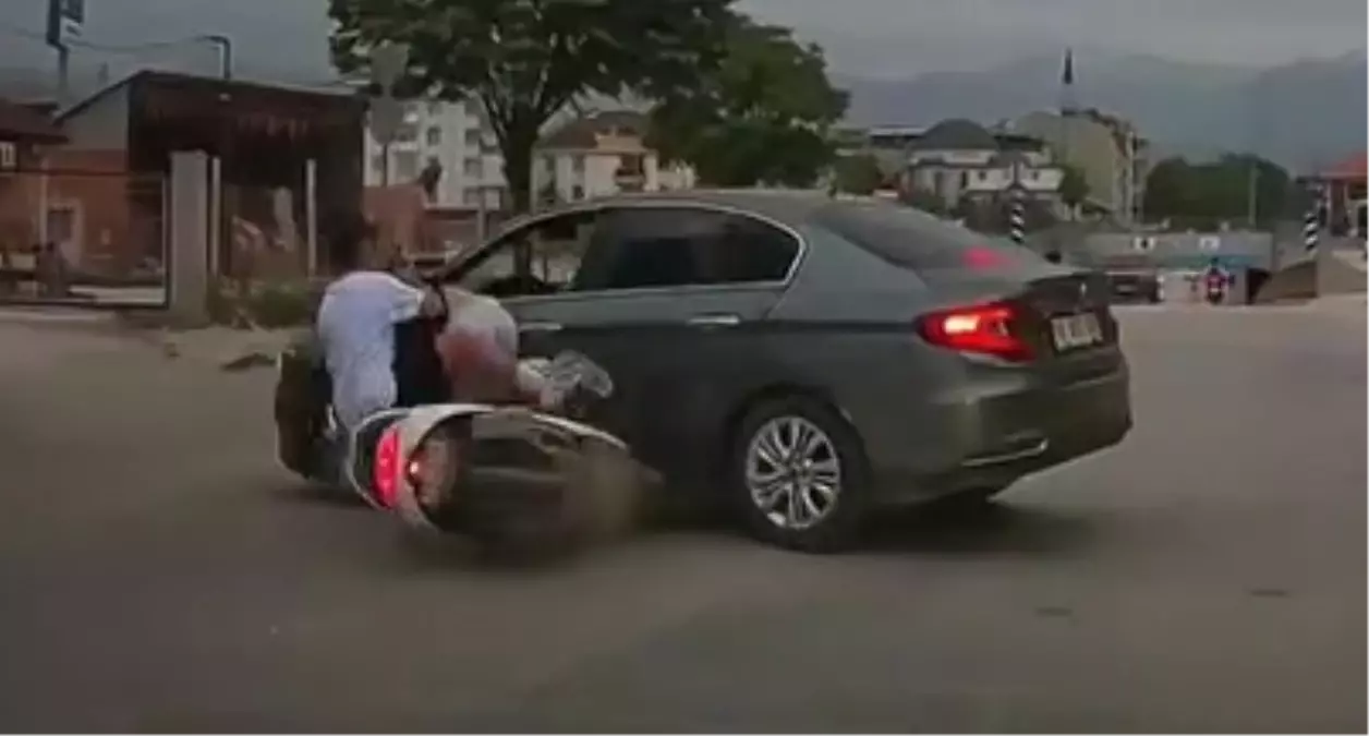 İnegöl'de Motosiklet Otomobille Çarpıştı: 2 Yaralı