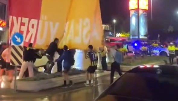 Galatasaray bayrağına saldıran 3 Fenerbahçe taraftarına gözaltı