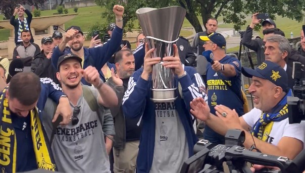 Şampiyon Fenerbahçe Beko yurda döndü