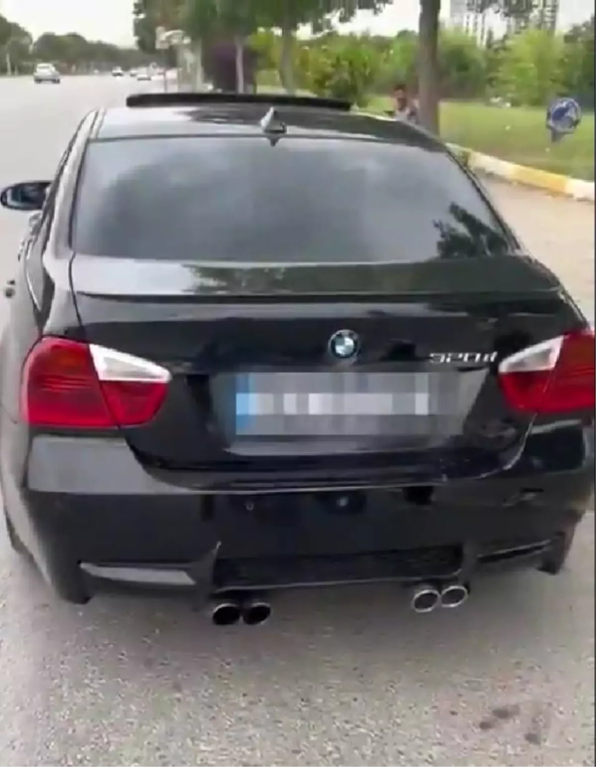 Denizli'de Abartı Egzozlu Lüks Otomobile Cezai İşlem