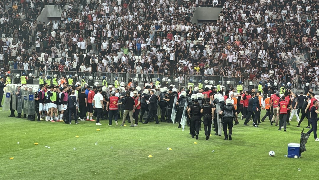 Hakem yaralandı maç yarıda kaldı