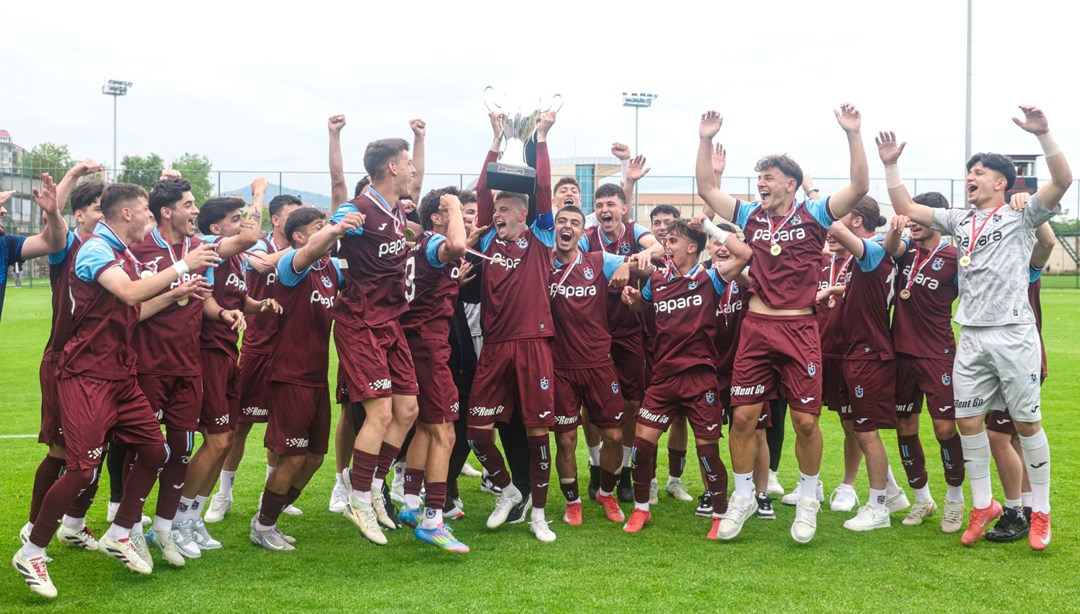 Trabzonspor U19 takımı şampiyonluk kupasını aldı