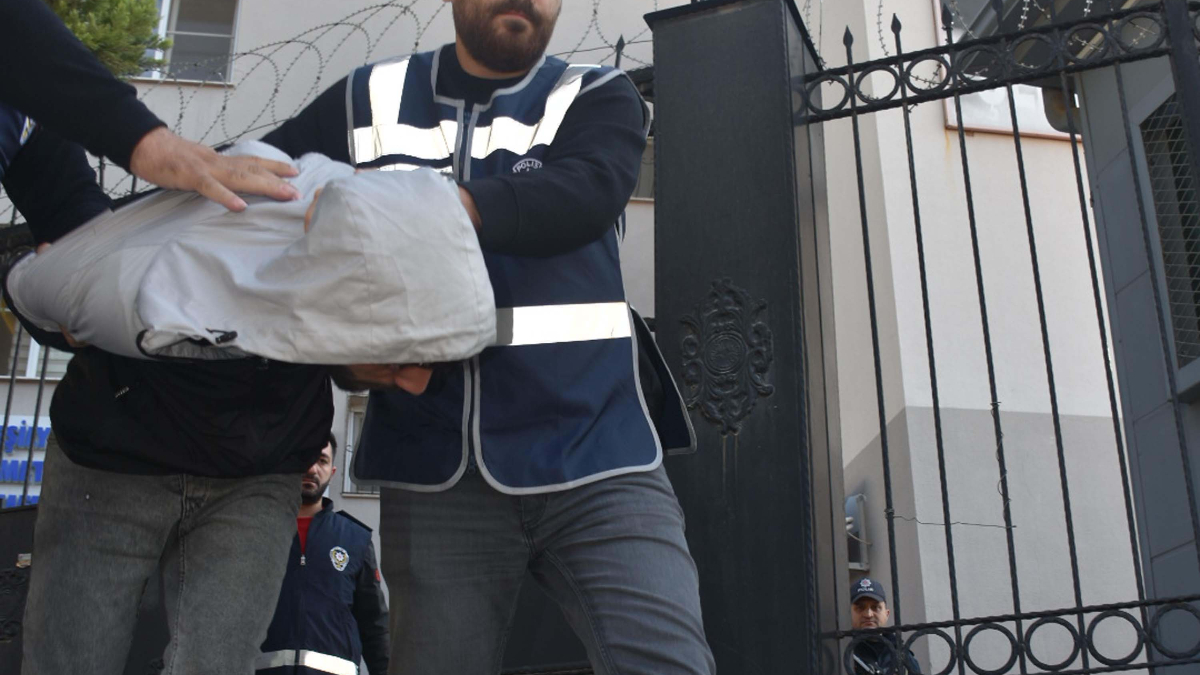 İzmir’de çocuklarının boğazına bıçak dayayan babaya tahliye