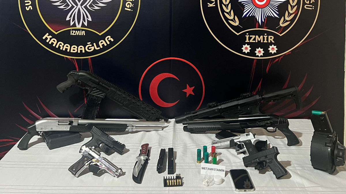 İzmir’de takiple deşifre edildiler: Evlerinden ruhsatsız silahlar ile uyuşturucu çıktı
