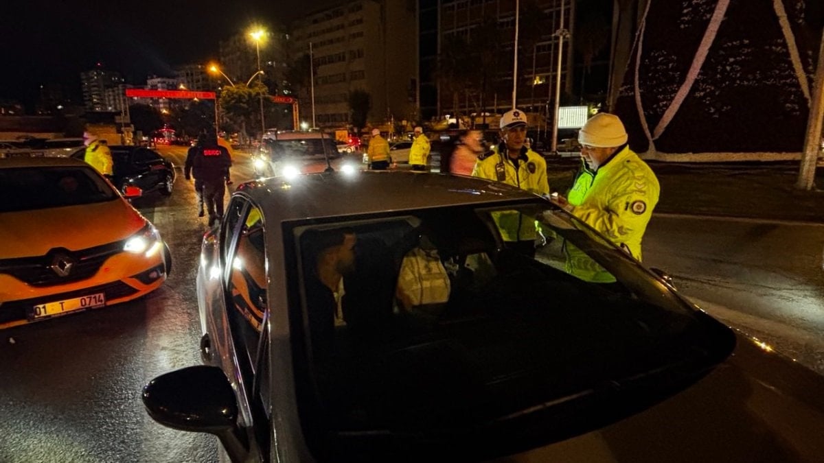 Adana’da trafik uygulamasında alkollü çıktı: Gazeteciye saldırdı