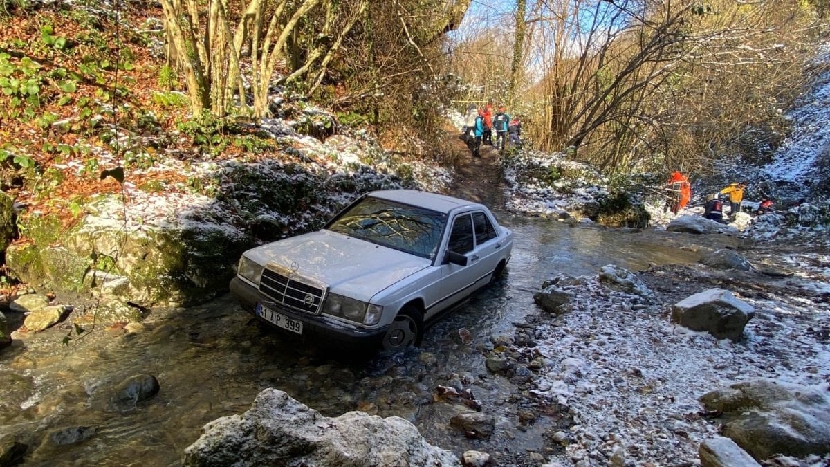 Kocaeli’de atletli bir adam dere yatağında ölü bulundu