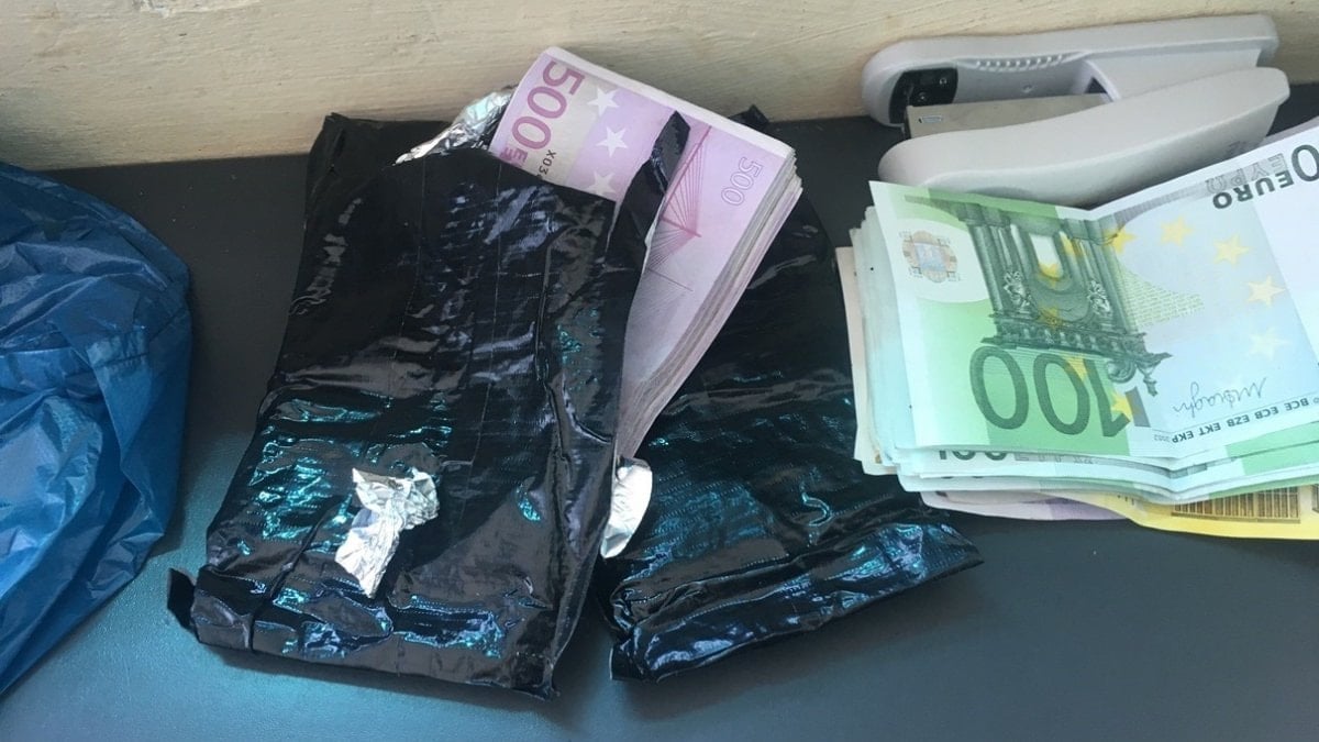 Türkiye’ye gelmek isteyen tırlardaki 85 bin euro ve 426 gram altın komşuya takıldı