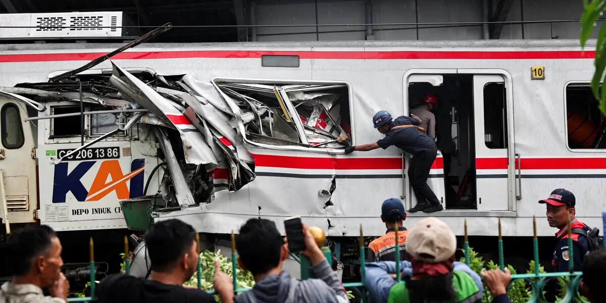 Endonezya’da trenler kafa kafaya çarpıştı: 14 kişi öldü
