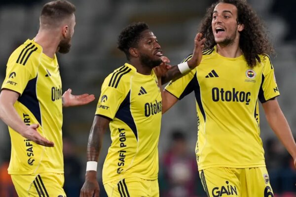 Fenerbahçeli futbolcular arasında tartışma. Fred araya girdi