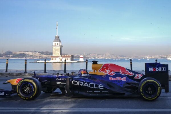 Formula 1 aracının İstanbul turu, bu kez Kız Kulesi’nde