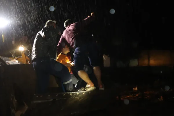 Nizip’i sel vurdu. Mahsur kalanlar iş makinesiyle kurtarıldı