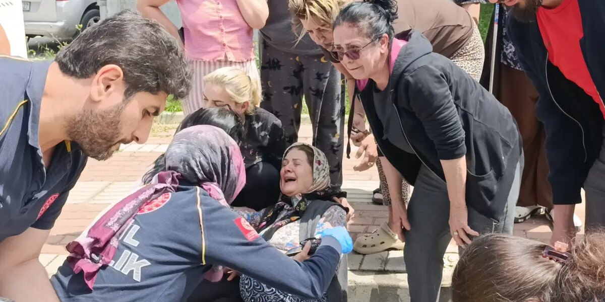 Manevra yapan öğrenci servisi görme engelli yayaya çarptı, eşi gözyaşlarına boğuldu