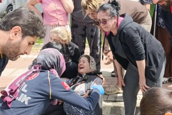 Manevra yapan öğrenci servisi görme engelli yayaya çarptı, eşi gözyaşlarına boğuldu