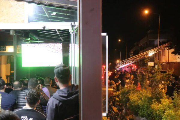 ⁠Mahalle yanarken onlar derbiyi izledi. İki araç kül oldu, üç dükkan ve bir evde hasar var