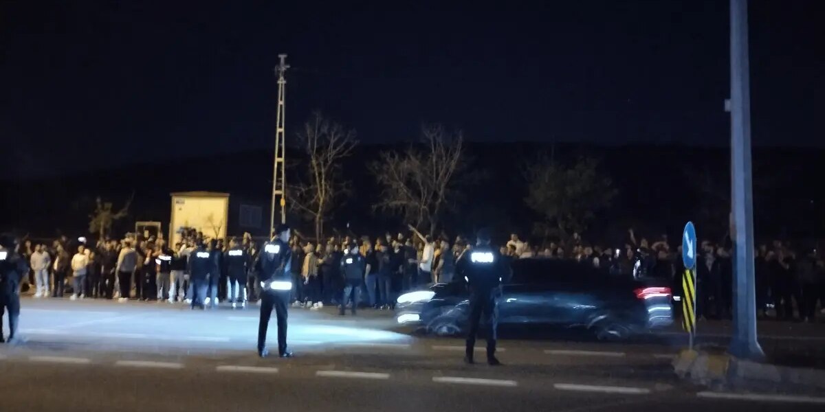 Fenerbahçe taraftarı takım otobüsüne saldırdı