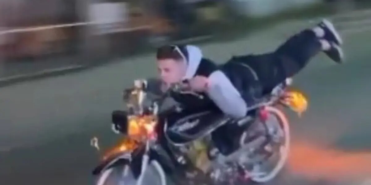 Şov uğruna canını hiçe saydı, trafiği tehlikeye düşürdü