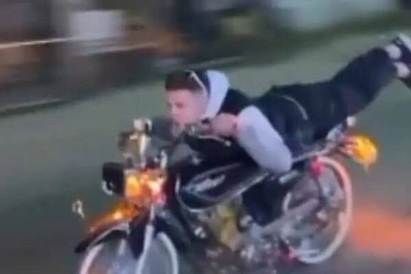 Şov uğruna canını hiçe saydı, trafiği tehlikeye düşürdü