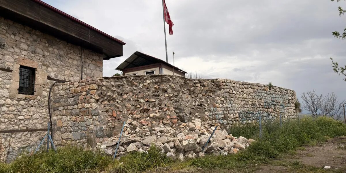 Sezar ünlü mektubunu burada yazmıştı. Tarihi kalede büyük hasar