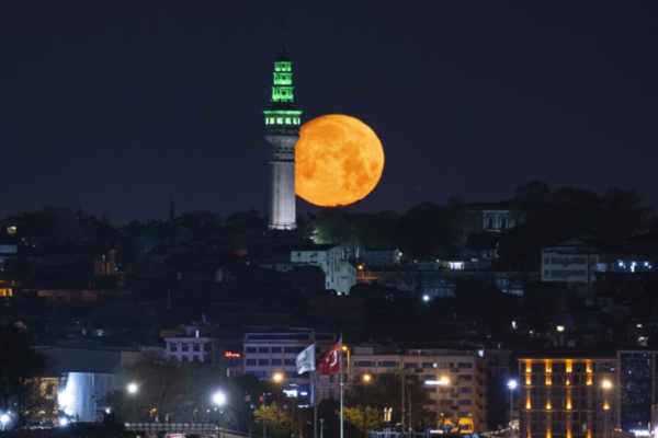 İstanbul’da dolunay büyüledi