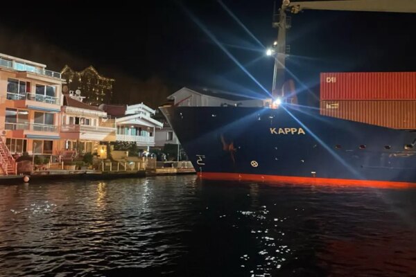 İstanbul Boğazı’nda gemi arızası. Yalıya çarpmaya metreler kala karaya oturdu