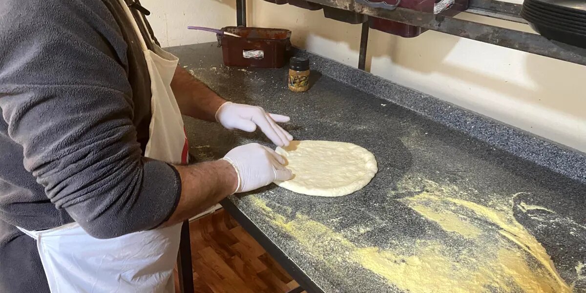 Klavyeyi bıraktı, merdaneyi ele aldı. Siparişlere yetişemiyor