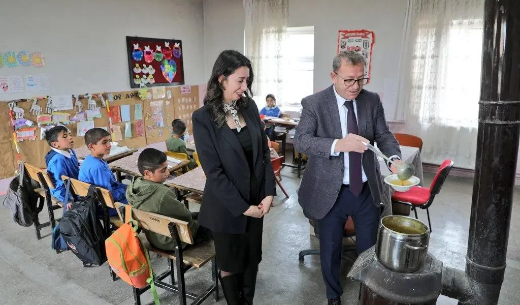 Kars Valisi Ziya Polat, kendi elleriyle öğrencilere çorba ikram etti