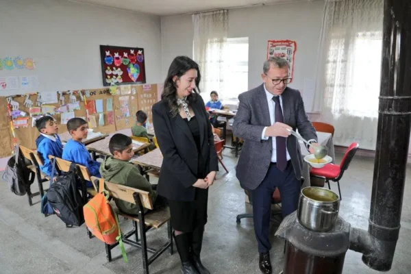 Kars Valisi Ziya Polat, kendi elleriyle öğrencilere çorba ikram etti