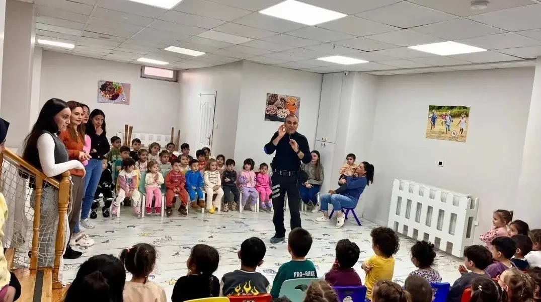 Kars’ta miniklere polislik tanıtıldı: Hem öğrendiler hem eğlendiler