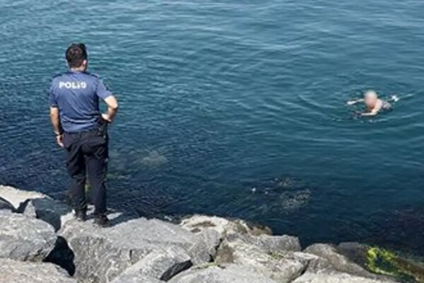 İntihar için kayalıklara çıkan şahıs, ikna edildiği sırada kayarak denize düştü