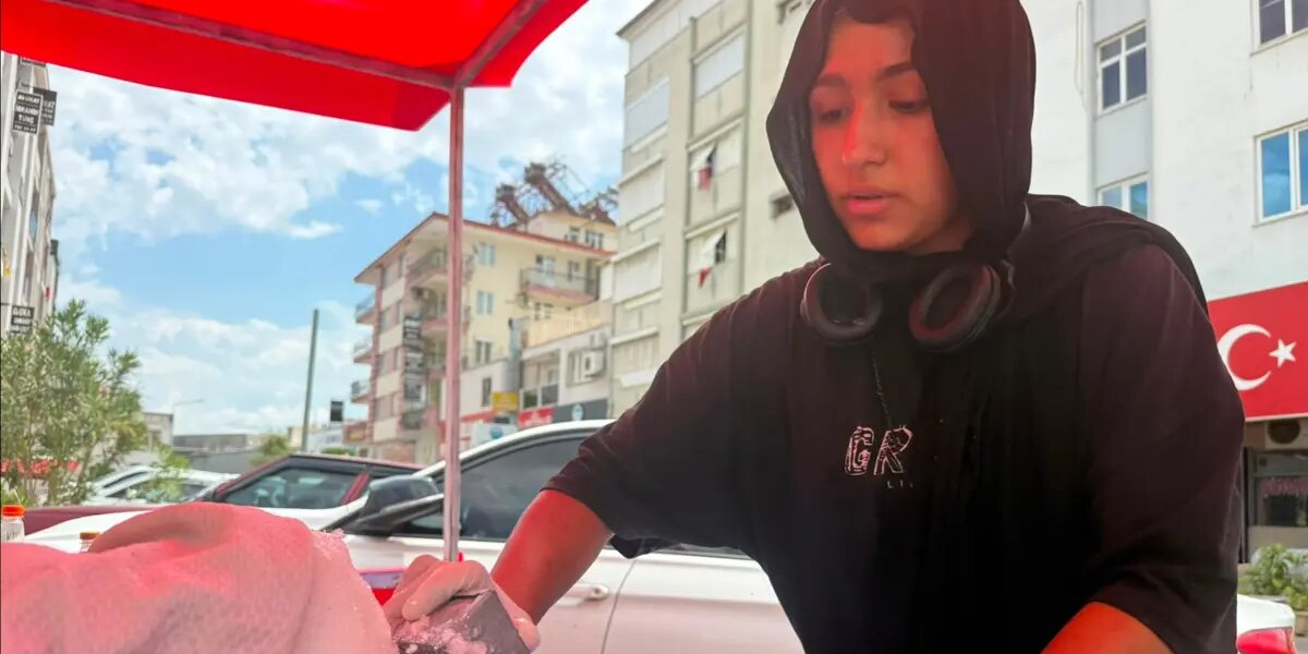Babası kesip getiriyor, 14 yaşındaki Kübra’nın tezgâhında alıcı buluyor