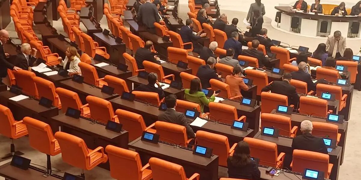 Meclis’te 24 yıl sonra bir ilk. Yeni Parti kuruldu, CHP’li milletvekillerinin yeri değişti
