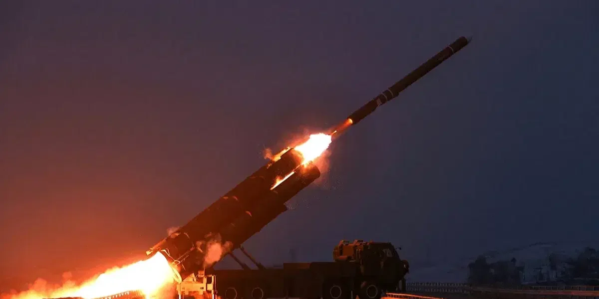 Trump “Görüşeceğiz” dedi, Kim Jong-un füze fırlattı