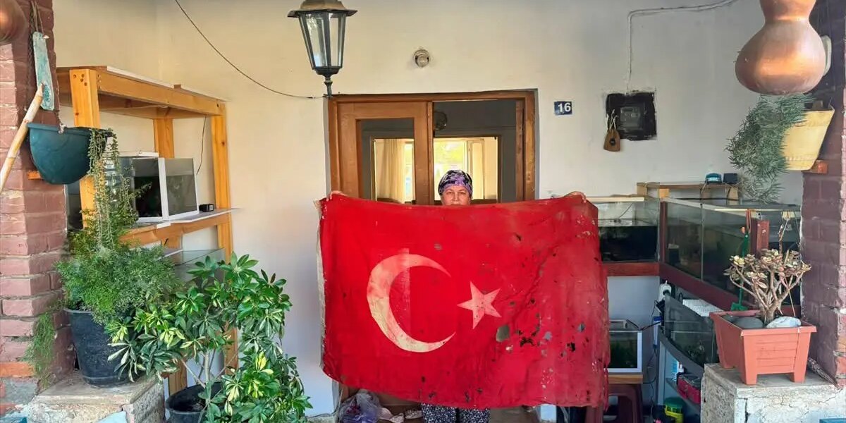 36 yıllık emanet. Kıbrıs Barış Harekâtı’nda kullanılan bayrak Türkiye’ye getiriliyor