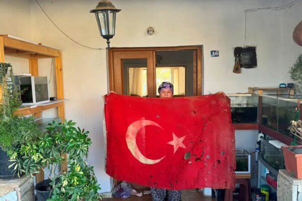 36 yıllık emanet. Kıbrıs Barış Harekâtı’nda kullanılan bayrak Türkiye’ye getiriliyor