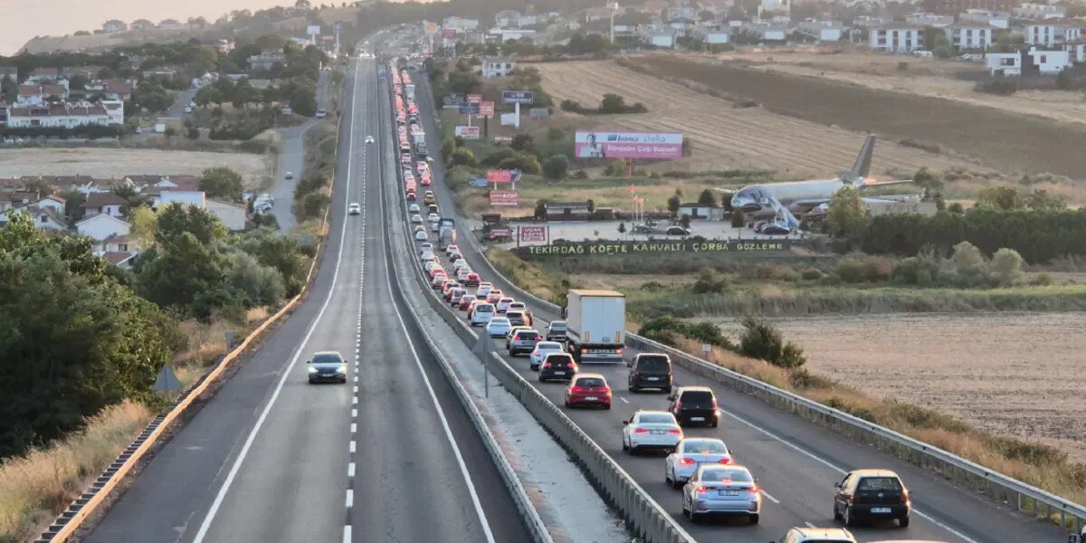 İstanbul’dan Tekirdağ’a hafta sonu akını: Kilometrelerce araç kuyruğu oluştu