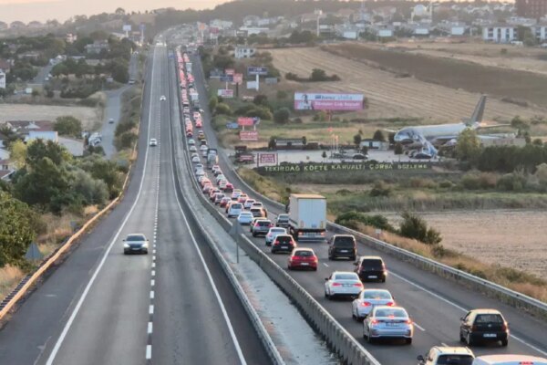 İstanbul’dan Tekirdağ’a hafta sonu akını: Kilometrelerce araç kuyruğu oluştu