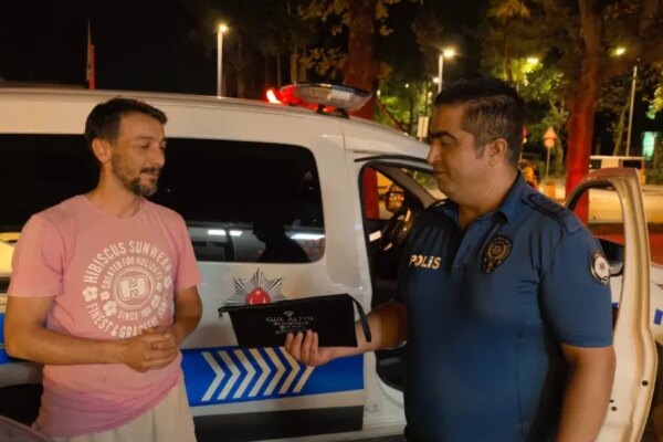 Aracın üzerinde bulduğu çantadaki parayı polise teslim etti