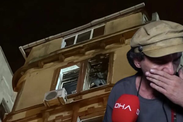 Maçta atılan havai fişek evi yaktı. Ressamın 20 yıllık tabloları kül oldu