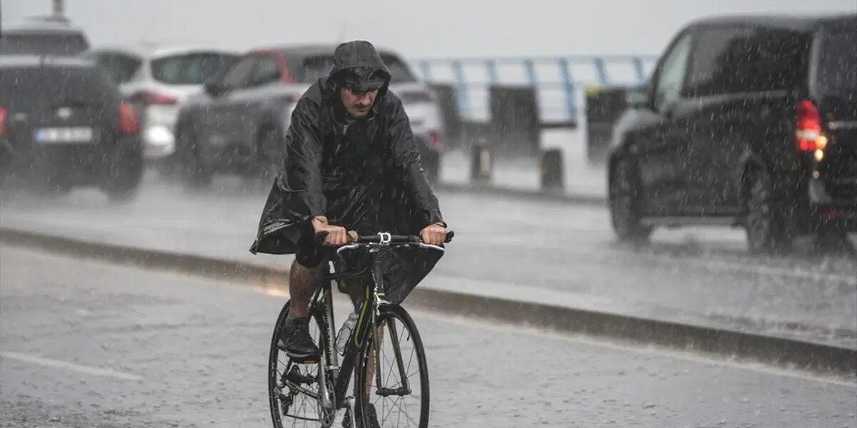 Yağış ve serin hava geldi. İstanbul’da kuvvetli yağış etkili oluyor