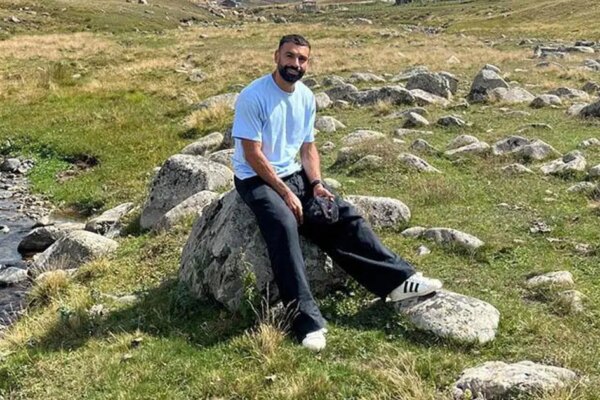 Salah’ın oturduğu taş meşhur olmuştu. Yanına konulan tabela ve bank bir gecede kayboldu