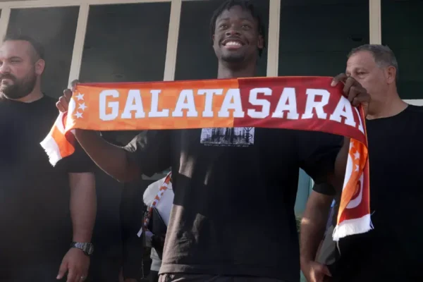 Maliyeti belli oldu. Galatasaray, Fransız futbolcu Bitshiabu’yu kadrosuna kattı