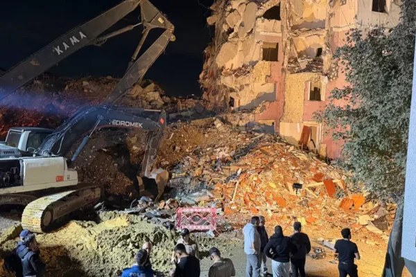 Küçükçekmece’de yıkım sırasında bina çöktü: 3 kişi yaralandı