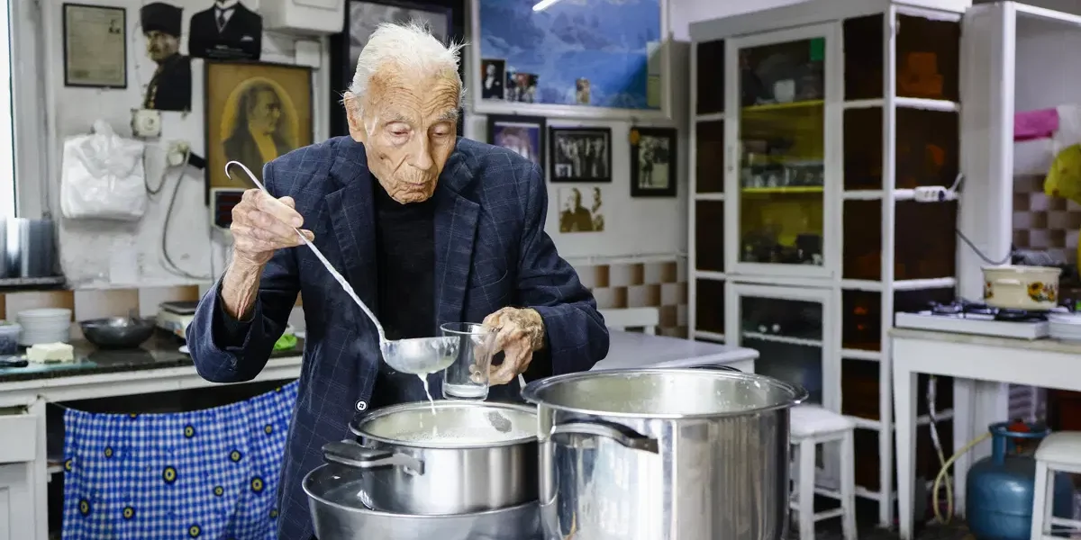 80 yıllık dükkanına veda etti. Eşref amca sırrını kaliteli malzeme diye açıkladı