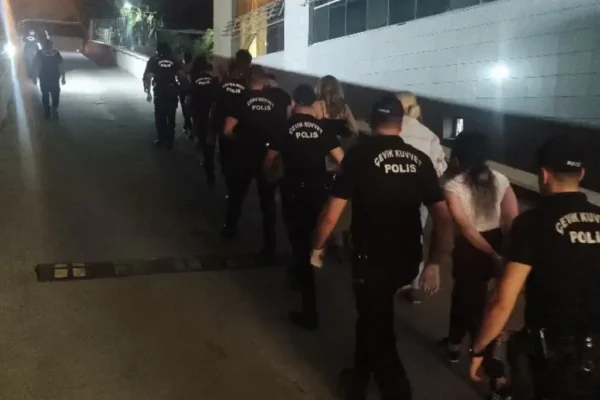 Mersin’de “AİLEM GÜVENDE” Operasyonu: 36 Şüpheli Gözaltına Alındı, 28 Kişi Tutuklandı