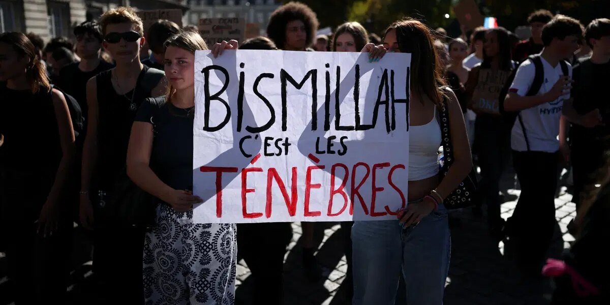 Fransa’da eylemciler neden “Bismillah, c’est les ténèbres” sloganını kullanıyor?