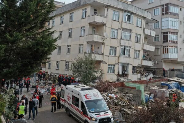 Maltepe’de çöken binadan kurtarılan vatandaş: Binamız çatlaktı, çatır çatır ses duyuluyordu