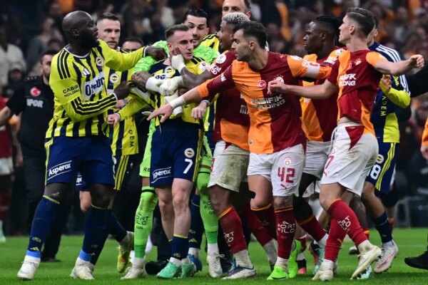 Fenerbahçe’den derbi sonrası çıkan kavga için açıklama. “Futbolcularımıza saldırıldı”