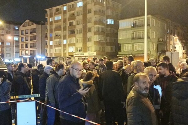 Kocaeli’de 7 katlı bina boşaltıldı. Kolonlarından ses geldi
