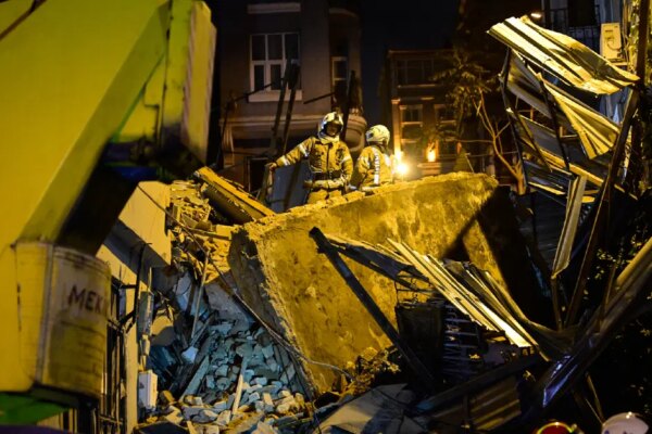 Beyoğlu’nda 5 katlı metruk bina çöktü