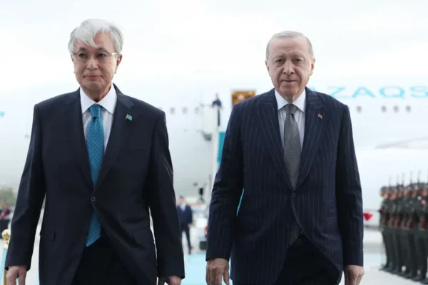 Kazakistan Cumhurbaşkanı Tokayev Ankara’da. Cumhurbaşkanı Erdoğan törenle karşıladı